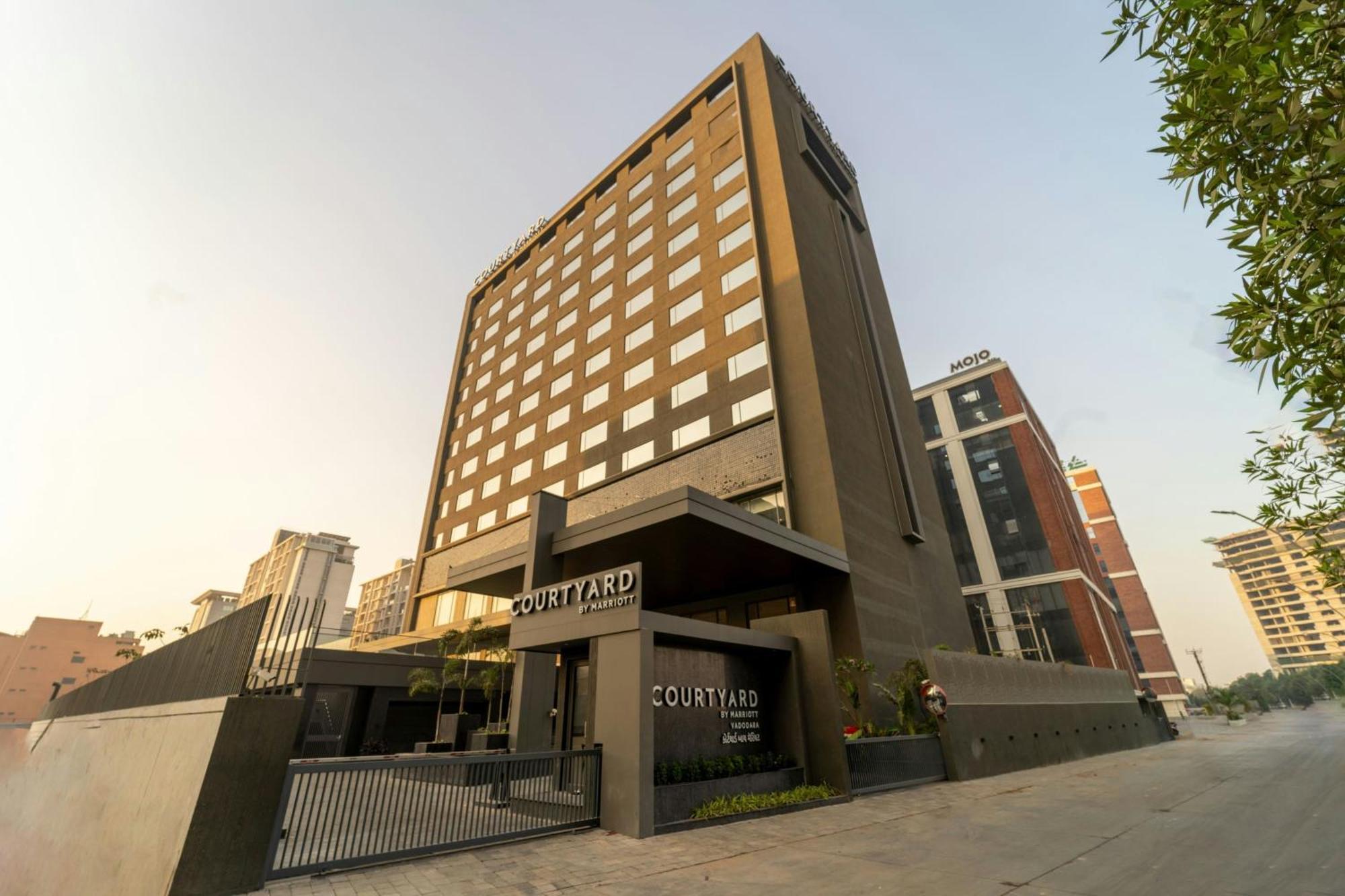 Courtyard By Marriott Vadodara Esterno foto